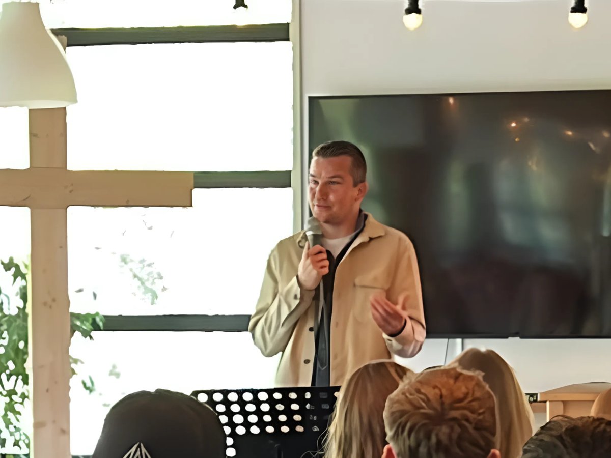 Wim spreekt voor een groep